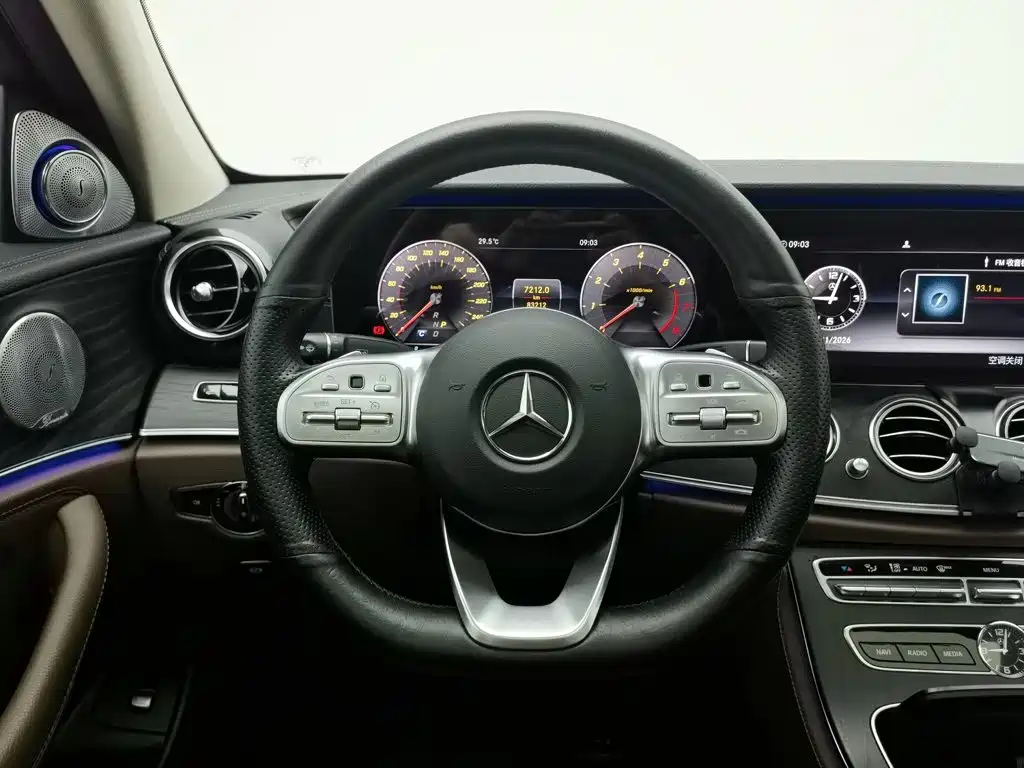 Mercedes-Benz E-Class, миниатюра 11
