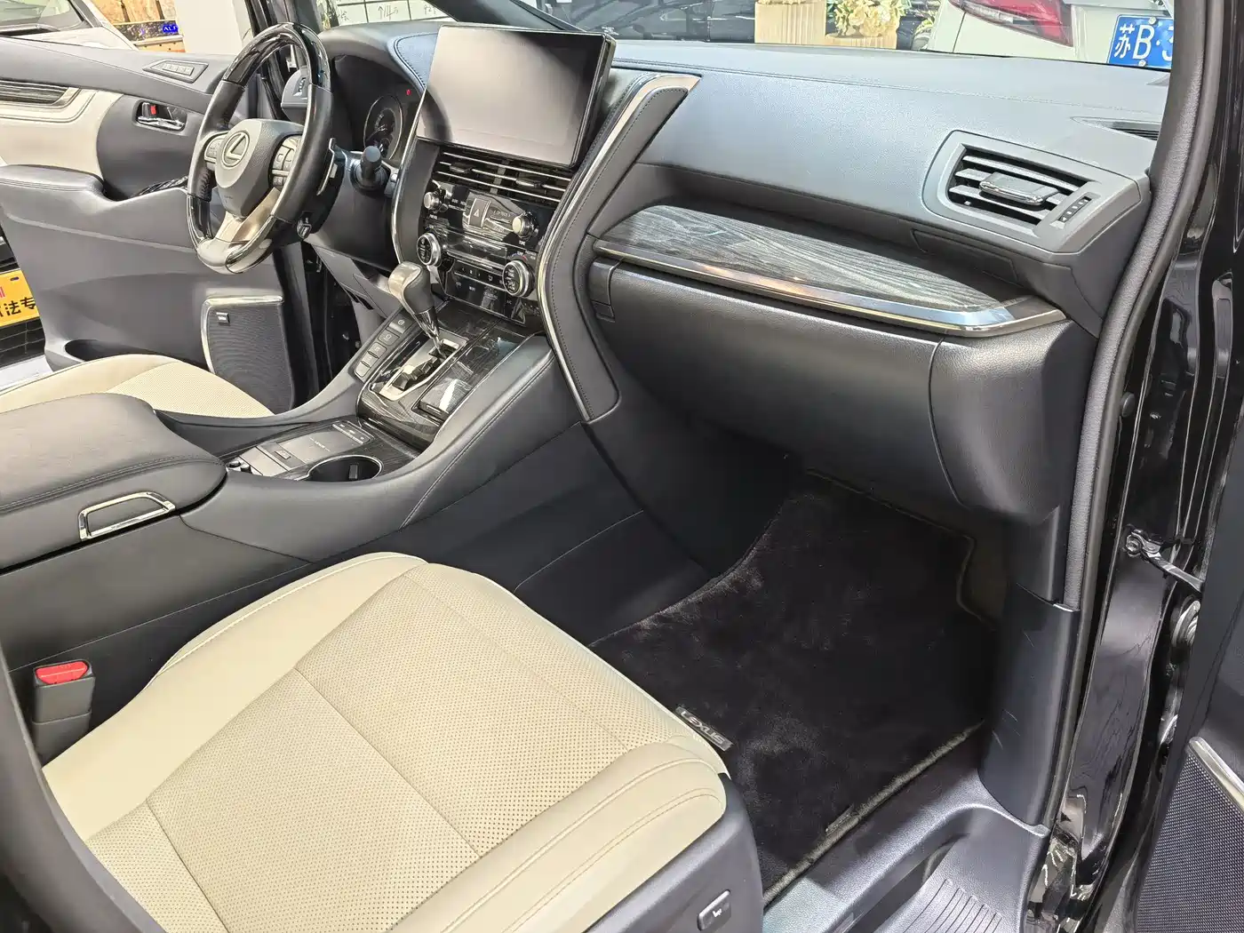 Lexus LM 2020 300h Seven-Seater Elegance Edition фото 10