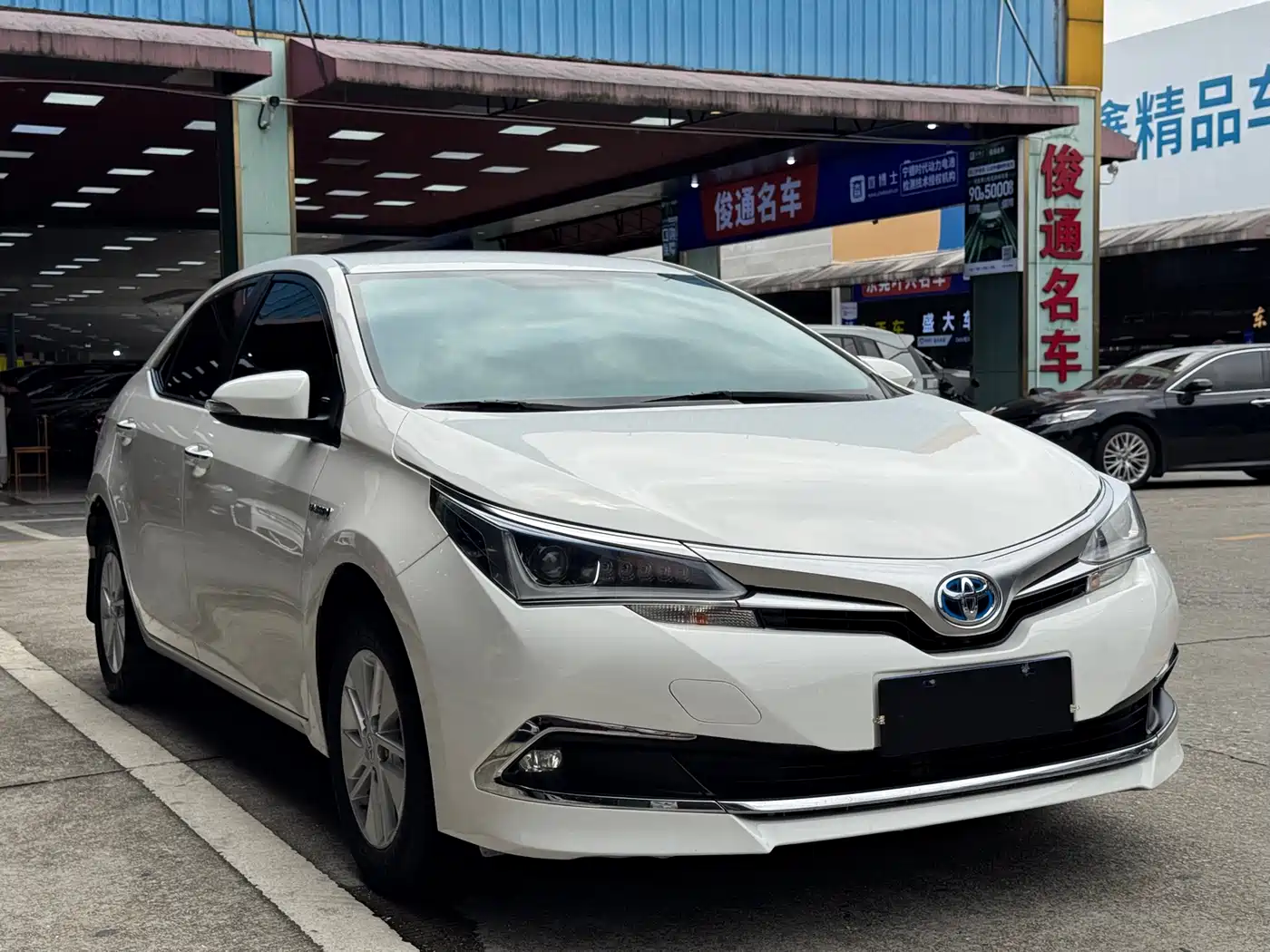 Toyota Corolla 2016 Dual Hybrid 1.8L E-CVT Pioneer Edition фото 3