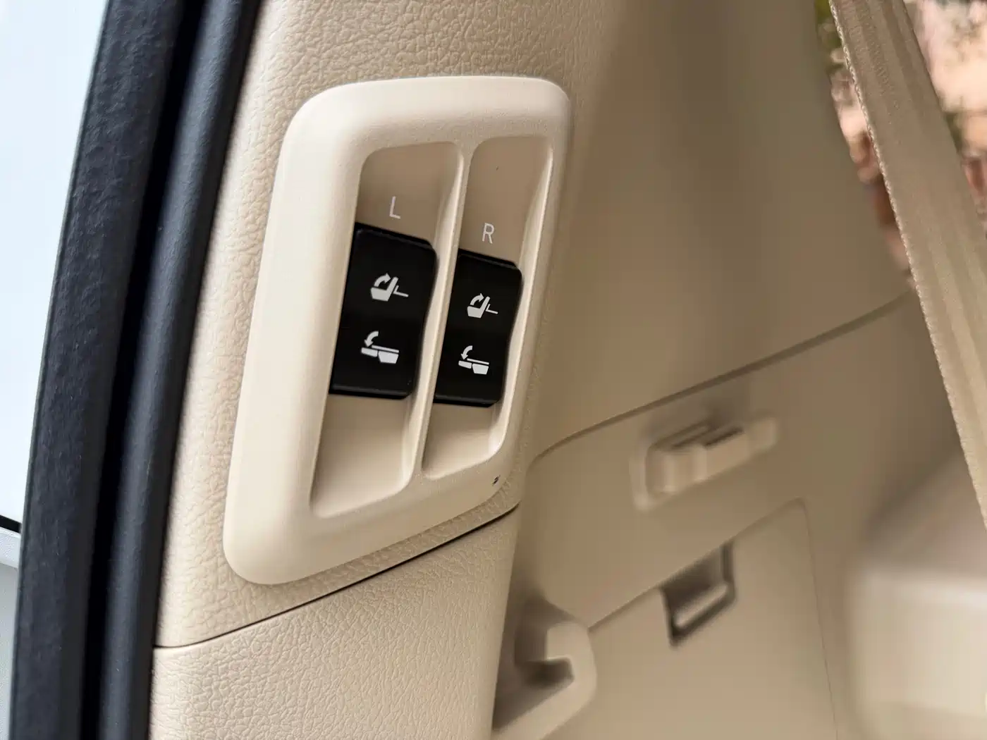 Toyota Prado 2010 4.0L Automatic TX-L фото 24