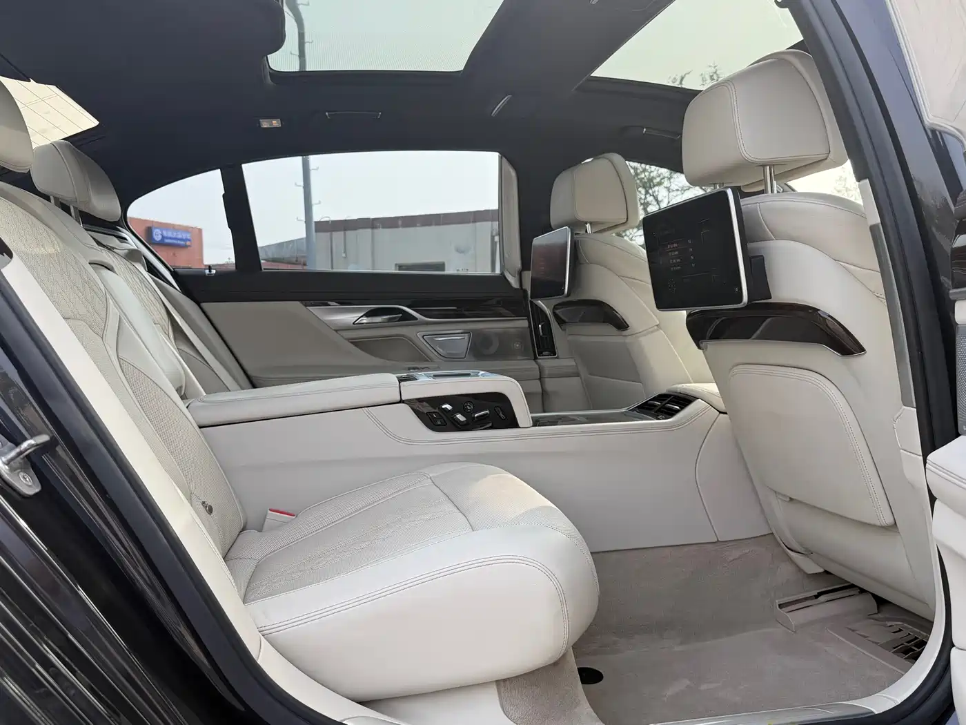 BMW 7 Series 2016 750Li xDrive 4-Seater фото 11