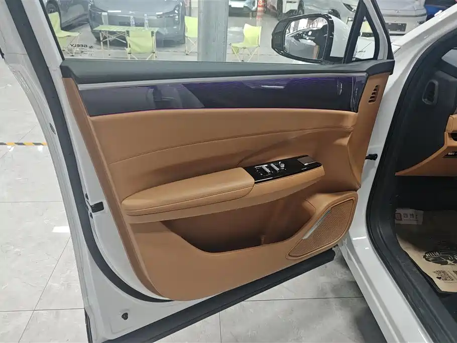 Geely Galaxy Galaxy L7 2025 EM-i 115km Explorer+ Edition фото 7