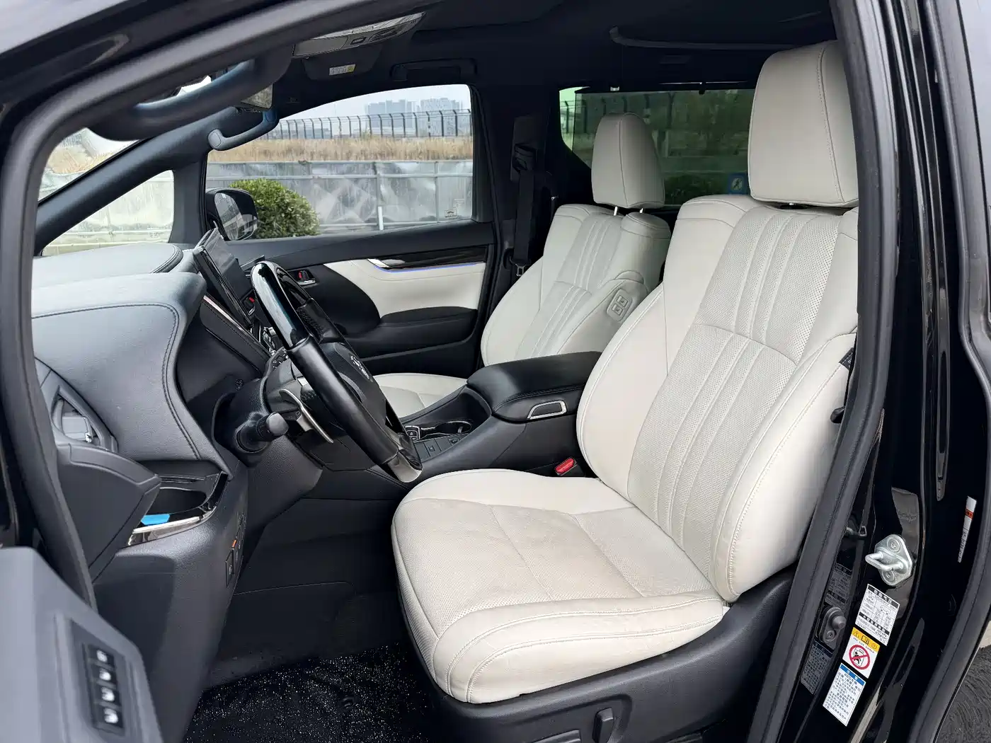 Toyota Vellfire 2019 Hybrid 2.5L HV Premium Edition фото 11
