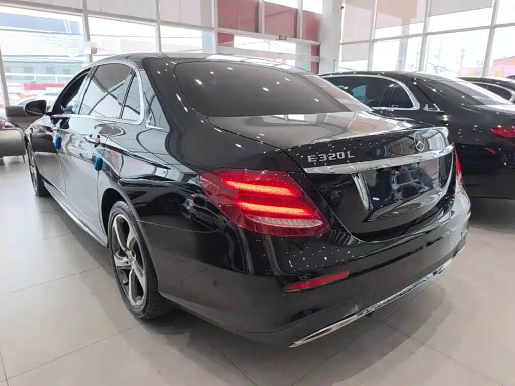 Фото 5 - Mercedes-Benz E-Class