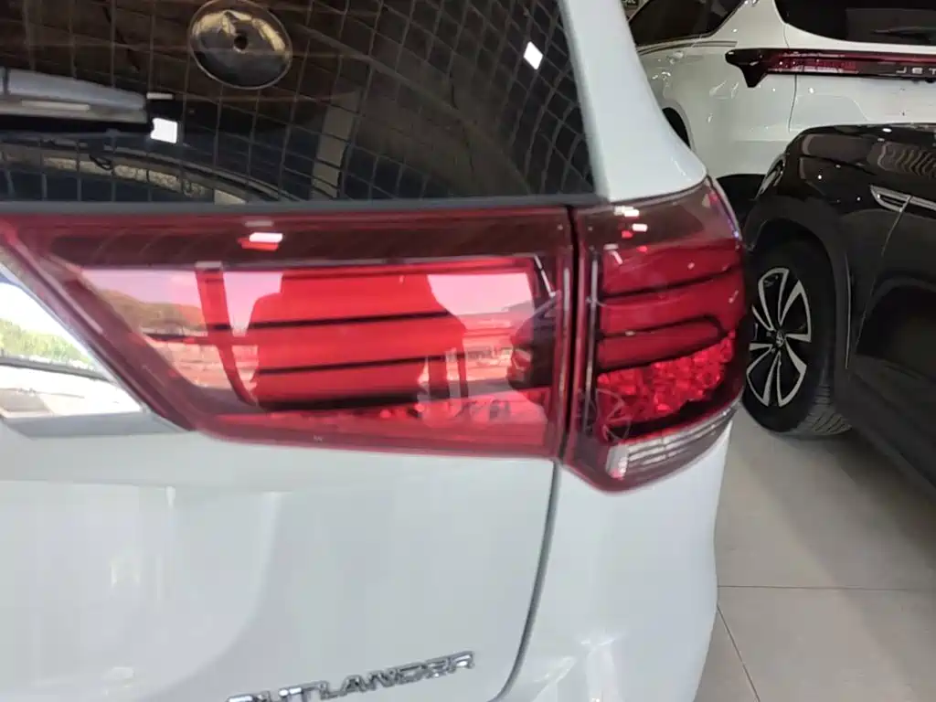 Mitsubishi Outlander 2023 2021 Facelift 2.0L 2WD Comfort Edition 5-Seater