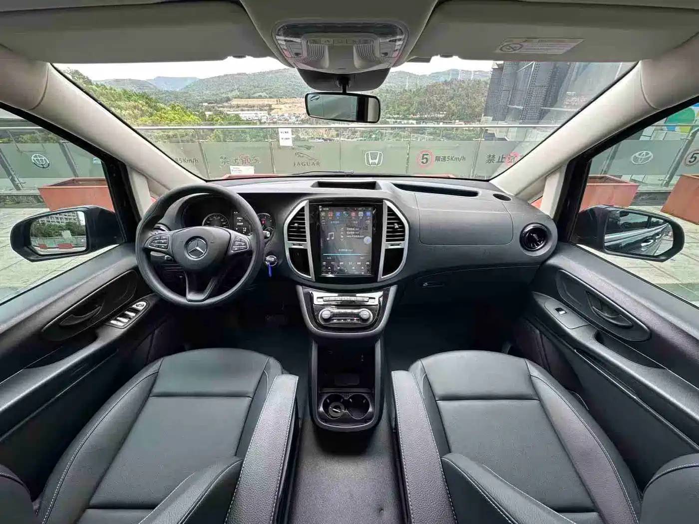 Mercedes-Benz Vito 2023 2.0T Elite 9-Seater фото 12