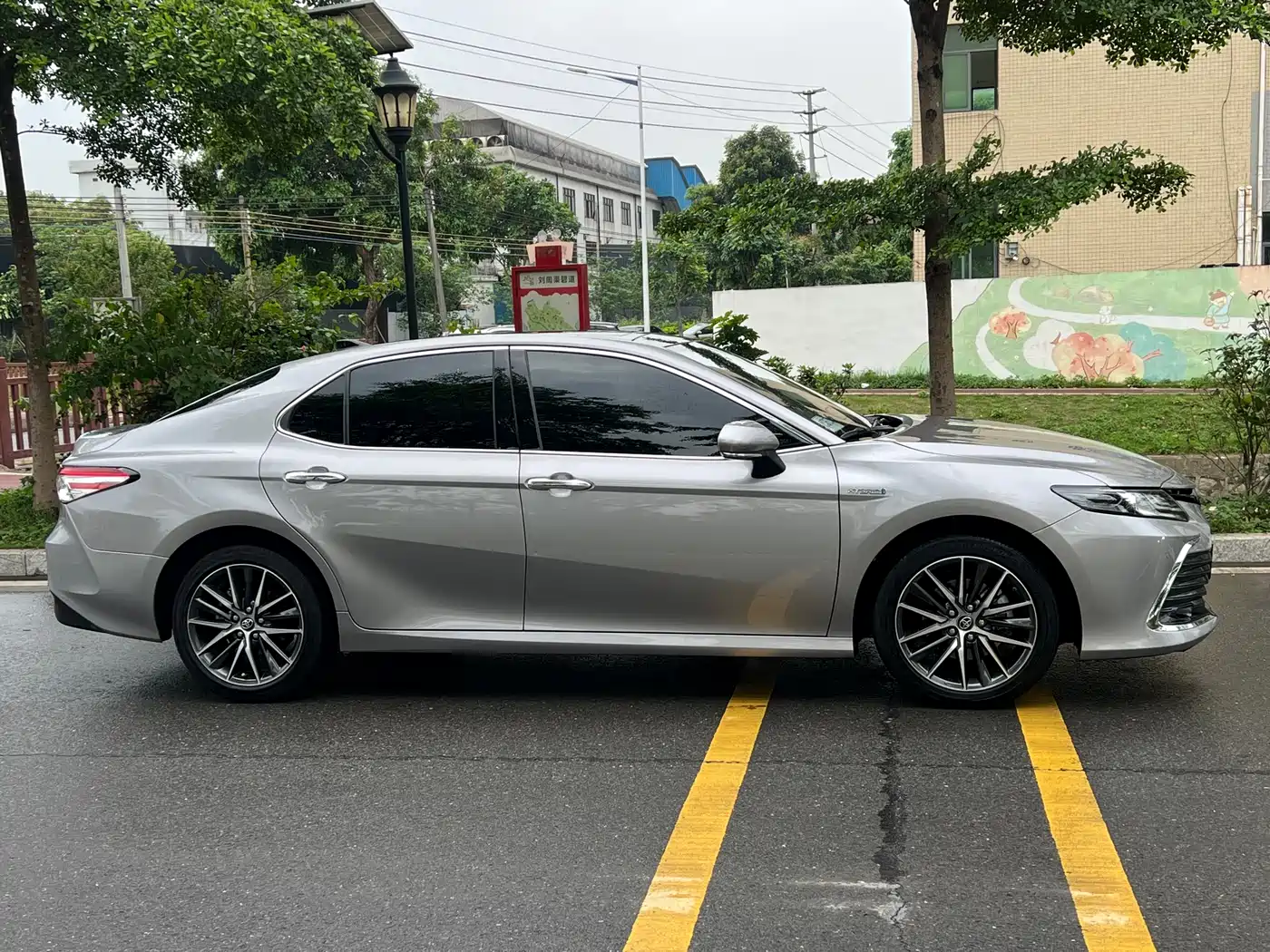 Toyota Camry 2023 Hybrid 2.5HG Luxury Edition фото 8