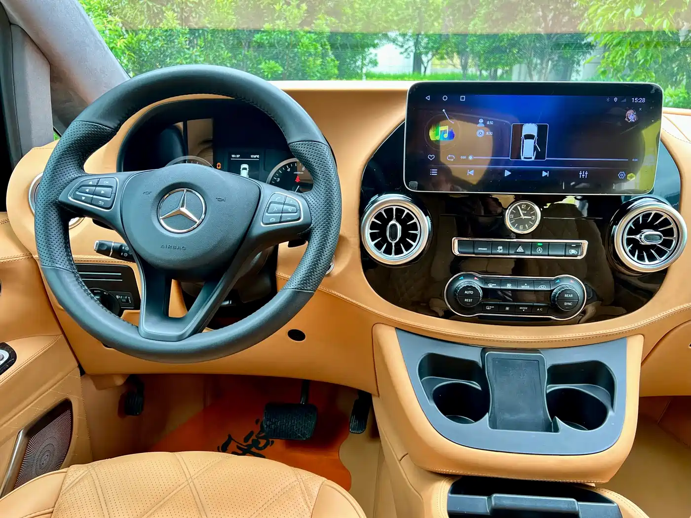 Mercedes-Benz Vito 2023 2.0T Business 7-Seater фото 12