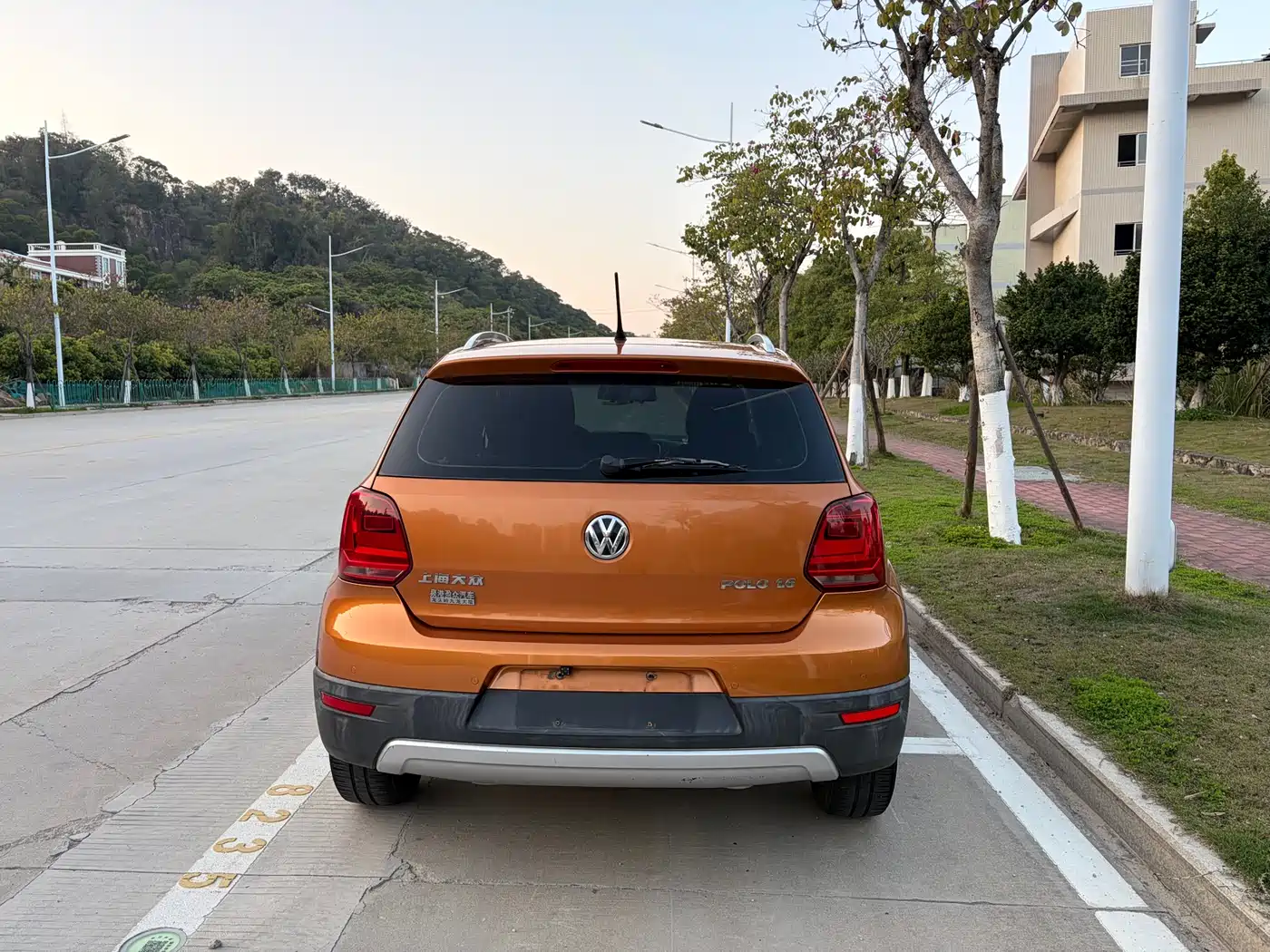 Volkswagen Polo 2016 1.6L Cross Polo Automatic фото 10