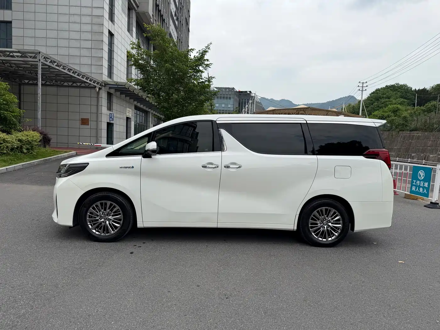 Toyota Alphard 2020 Hybrid 2.5L Premium Edition фото 4