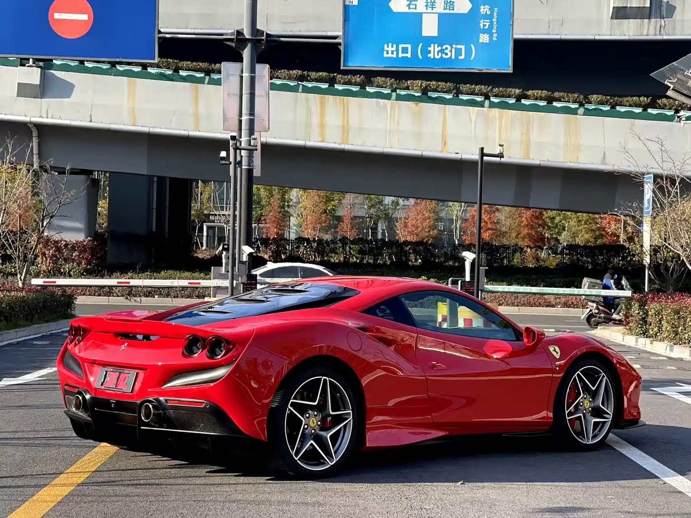 FERRARI F8