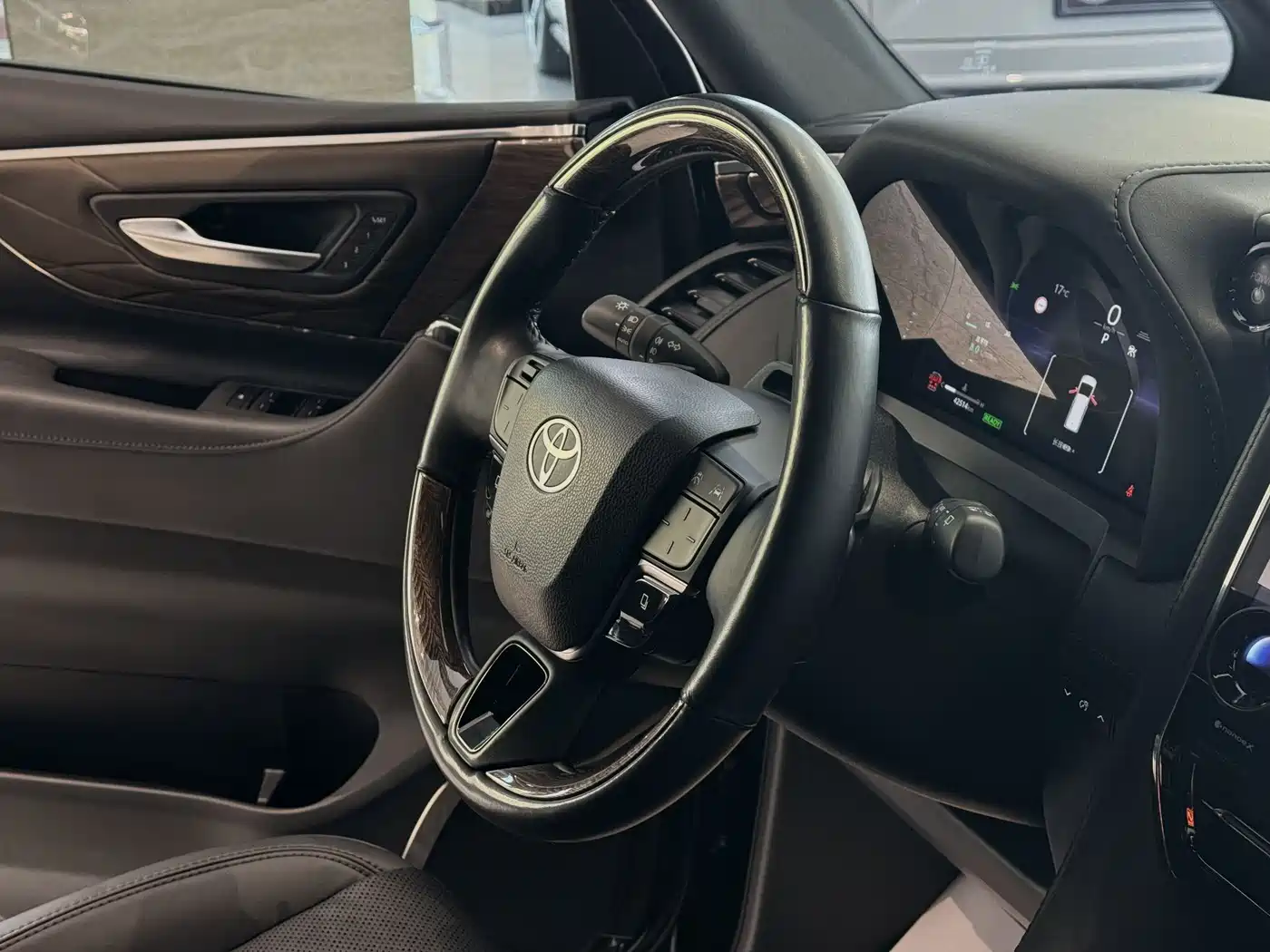 Toyota Alphard фото 15