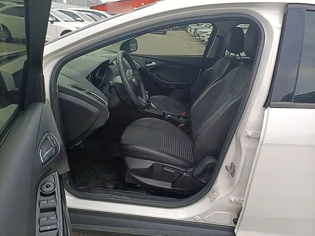 Фото 16 - Ford Focus