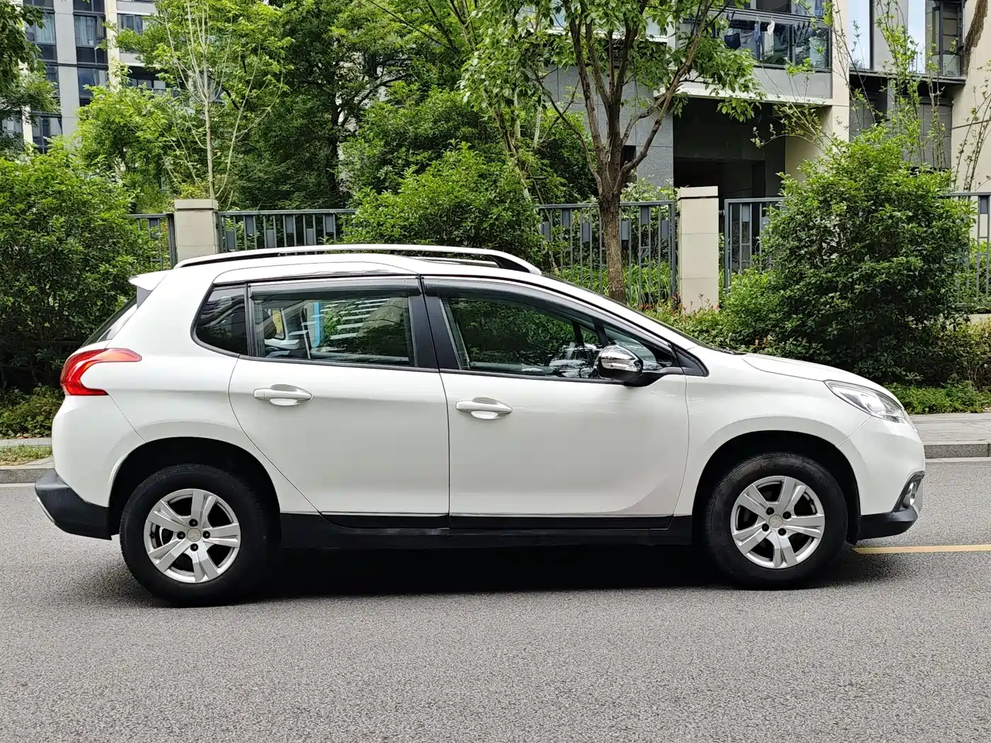 Peugeot 2008 2015 1.6L Automatic Cool Edition фото 6
