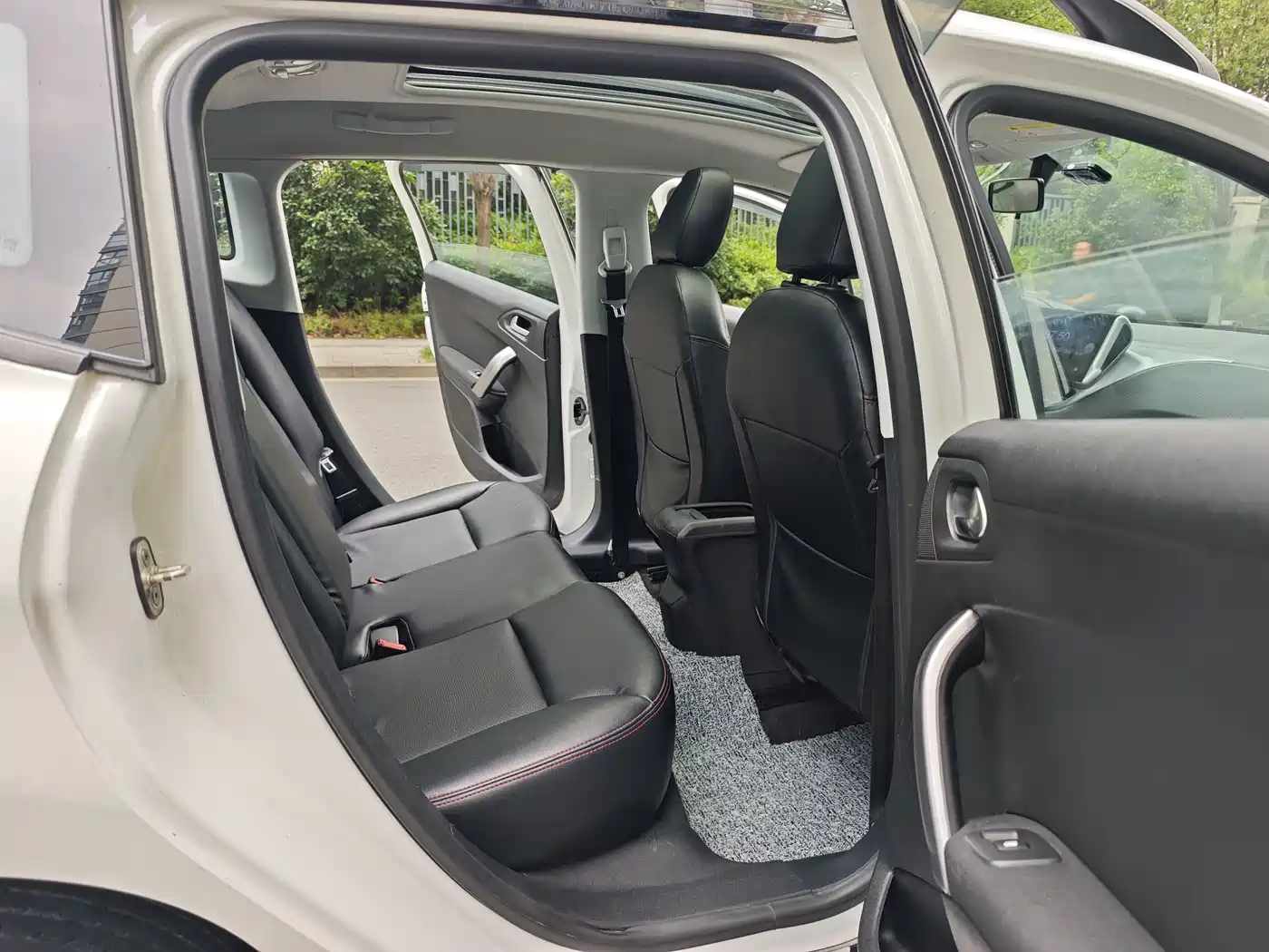 Peugeot 2008 2015 1.6L Automatic Cool Edition фото 14