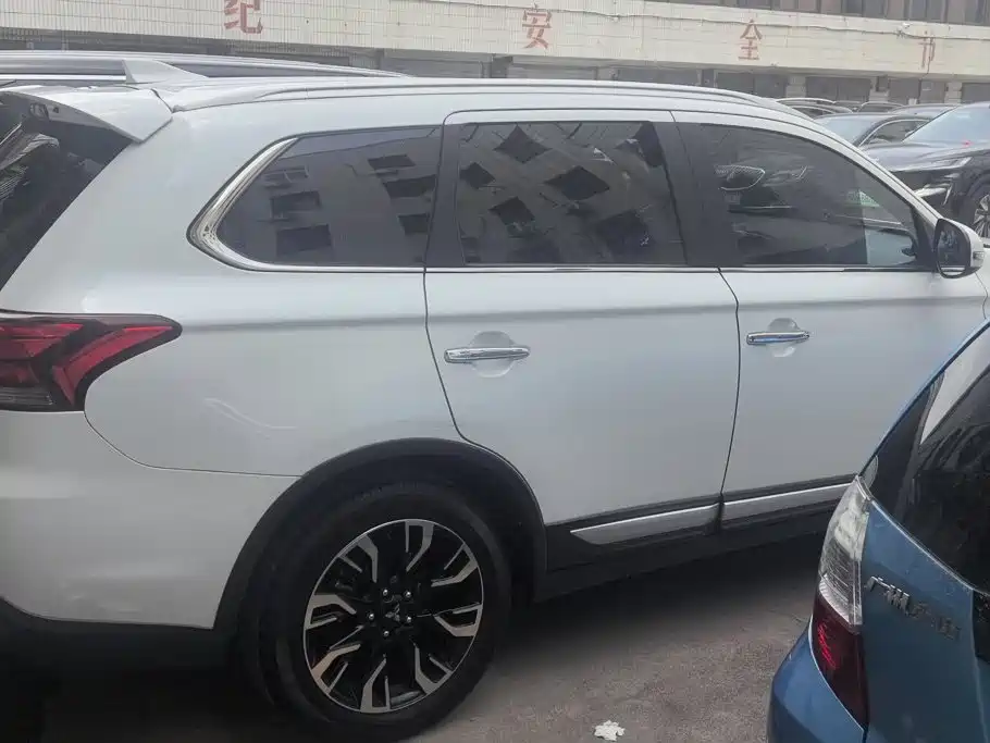 Фото 3 - Mitsubishi Outlander