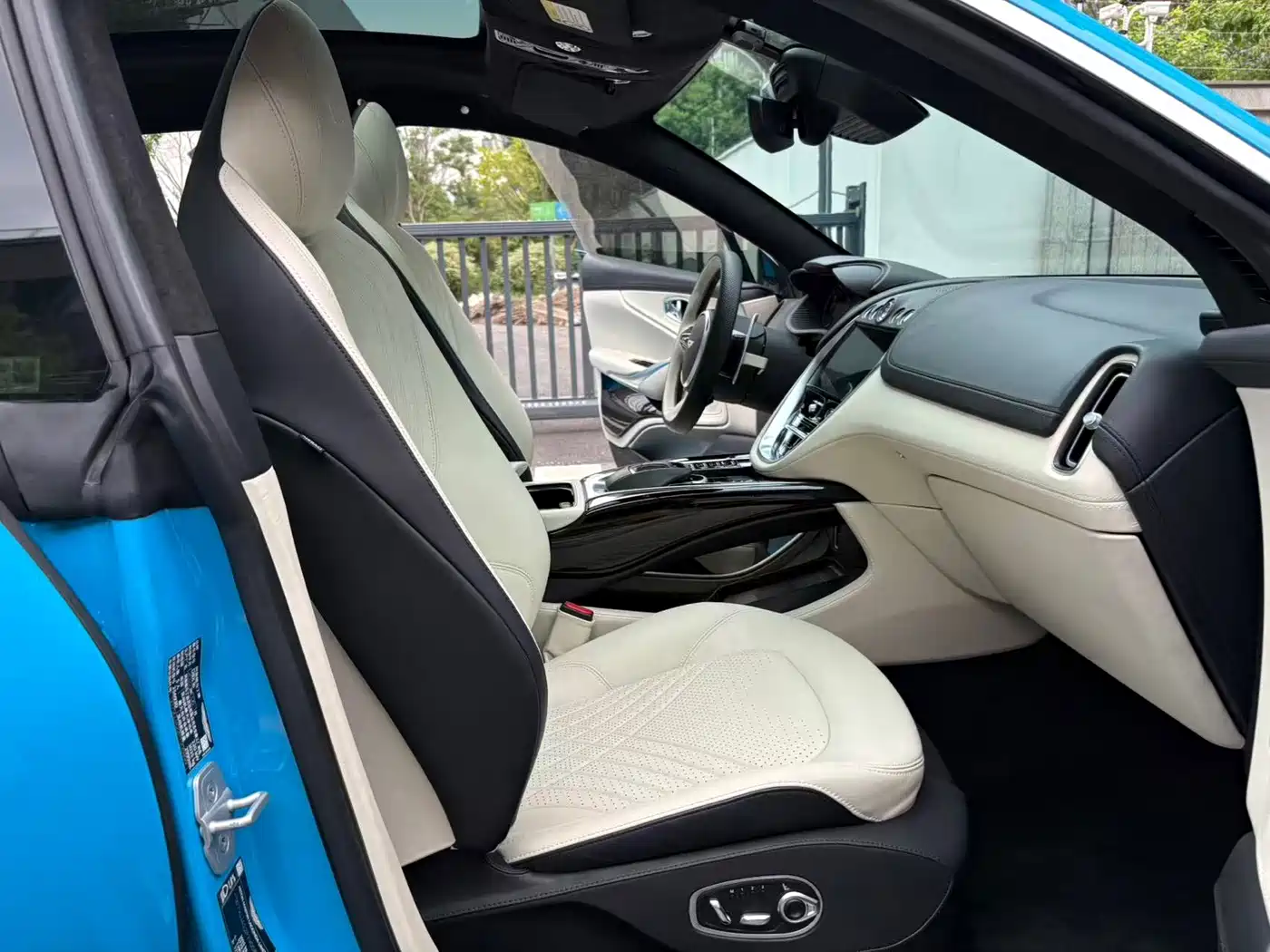 Photo 16 - Aston Martin DBX