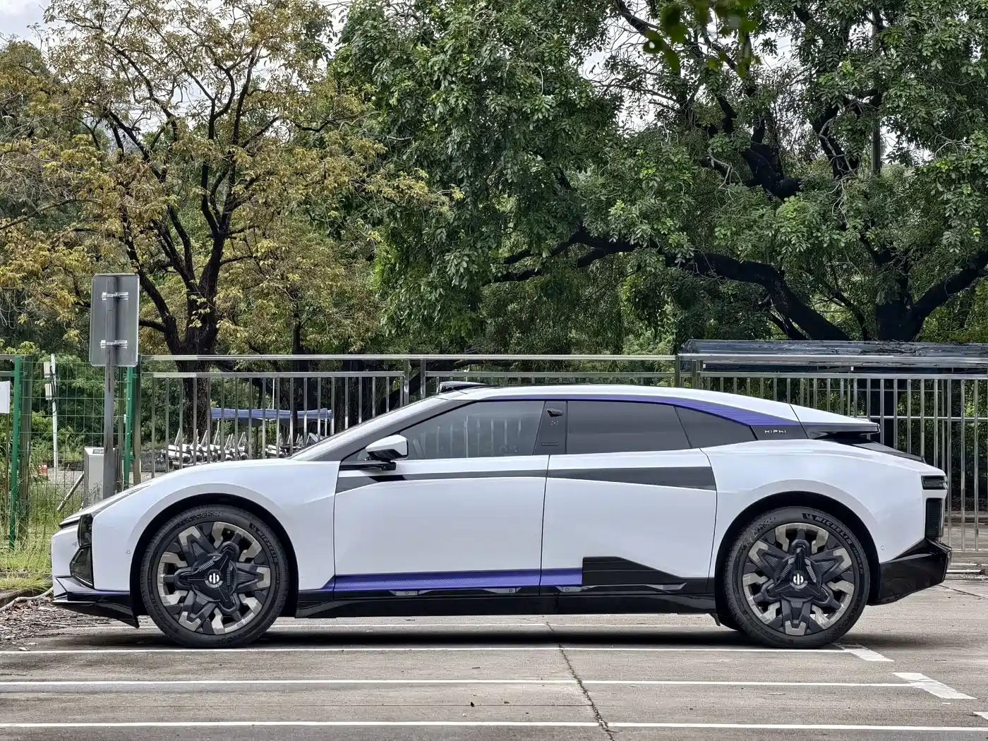 HiPhi Z 2023 5-Seater фото 18