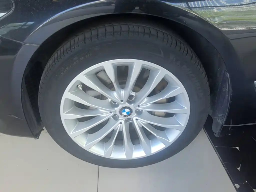Photo 23 - BMW 5 Series