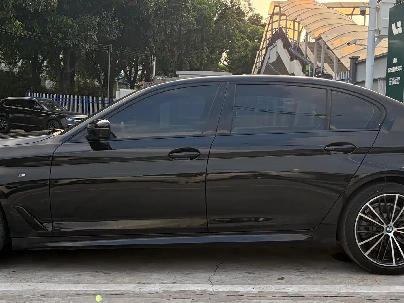 BMW 5 Series 2019 530Li Premium M Sport Package фото 4