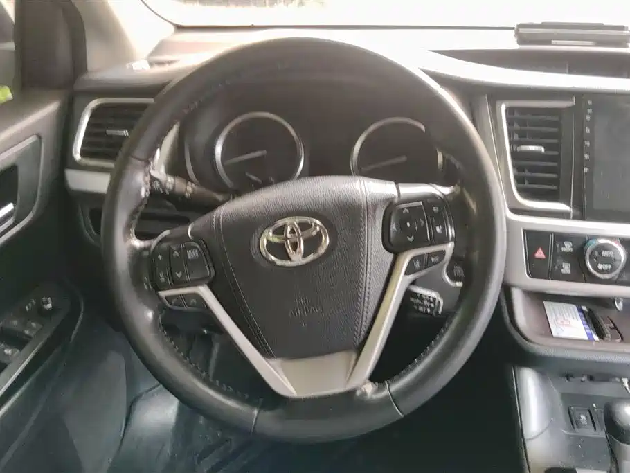 TOYOTA HIGHLANDER