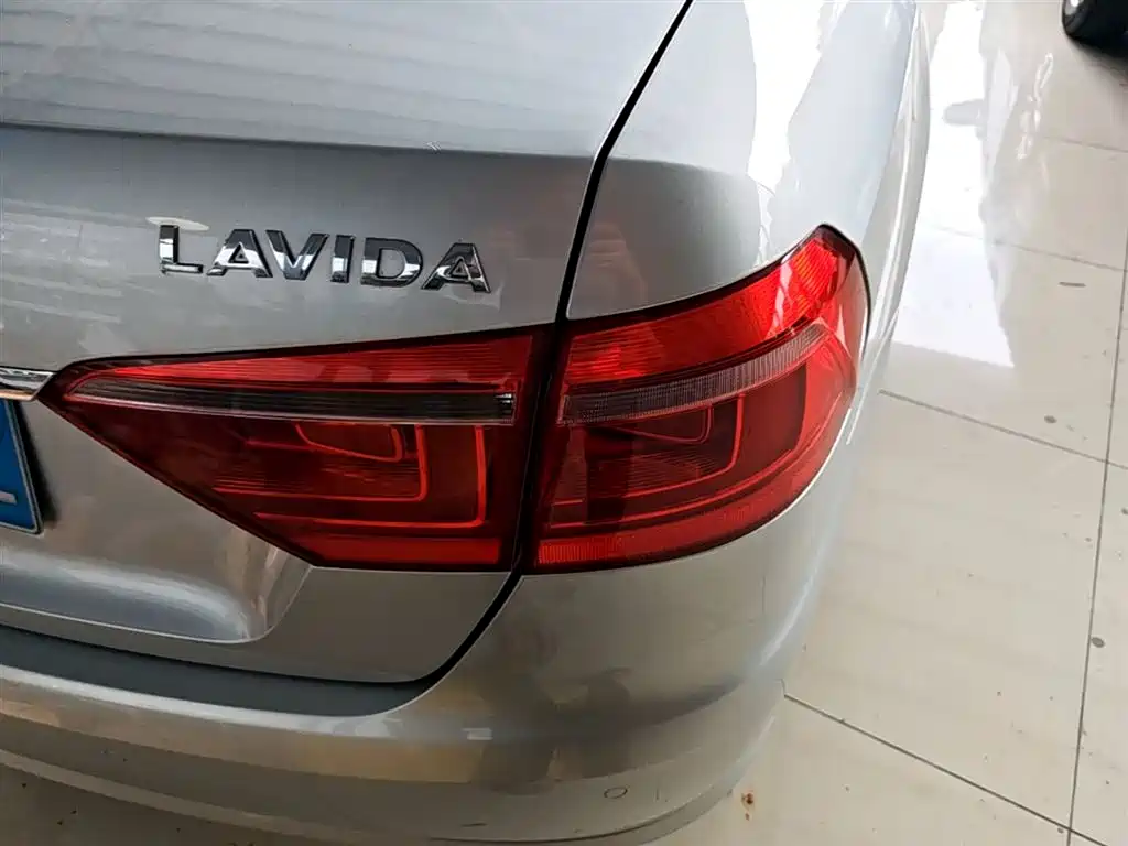 Volkswagen Lavida 2013 Facelift Classic 1.6L Automatic Comfort фото 8