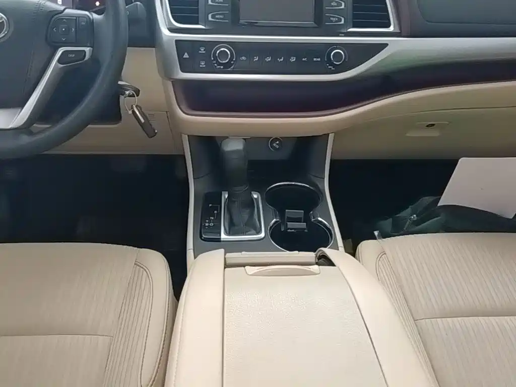 Фото 14 - Toyota Highlander
