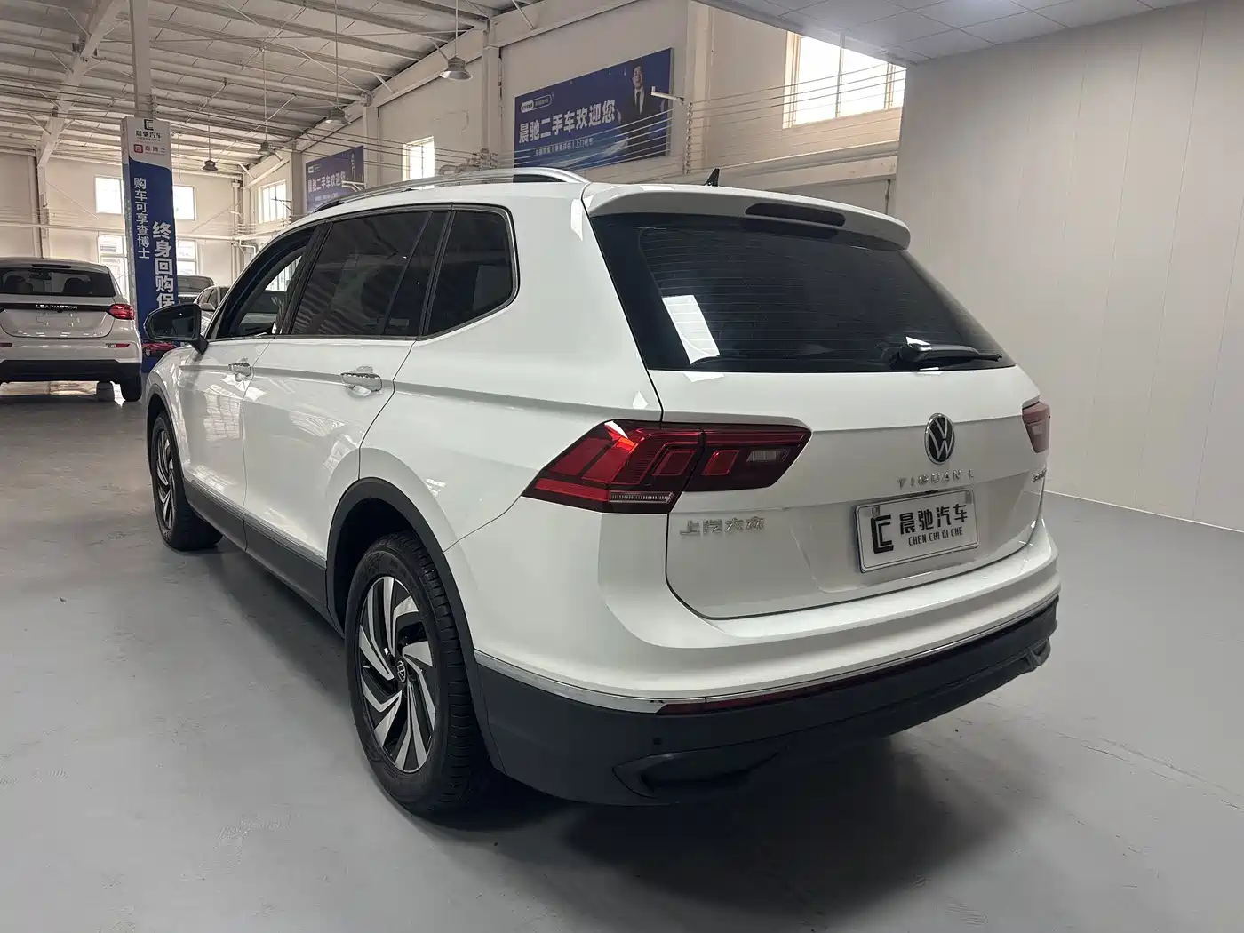 Photo 6 - Volkswagen Tiguan L