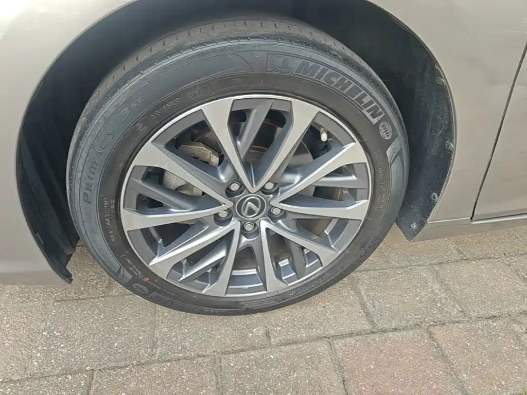 Фото 23 - Lexus ES