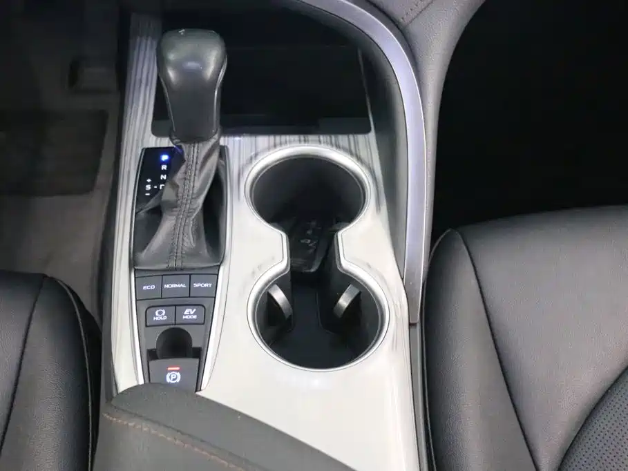 Photo 10 - Toyota Camry