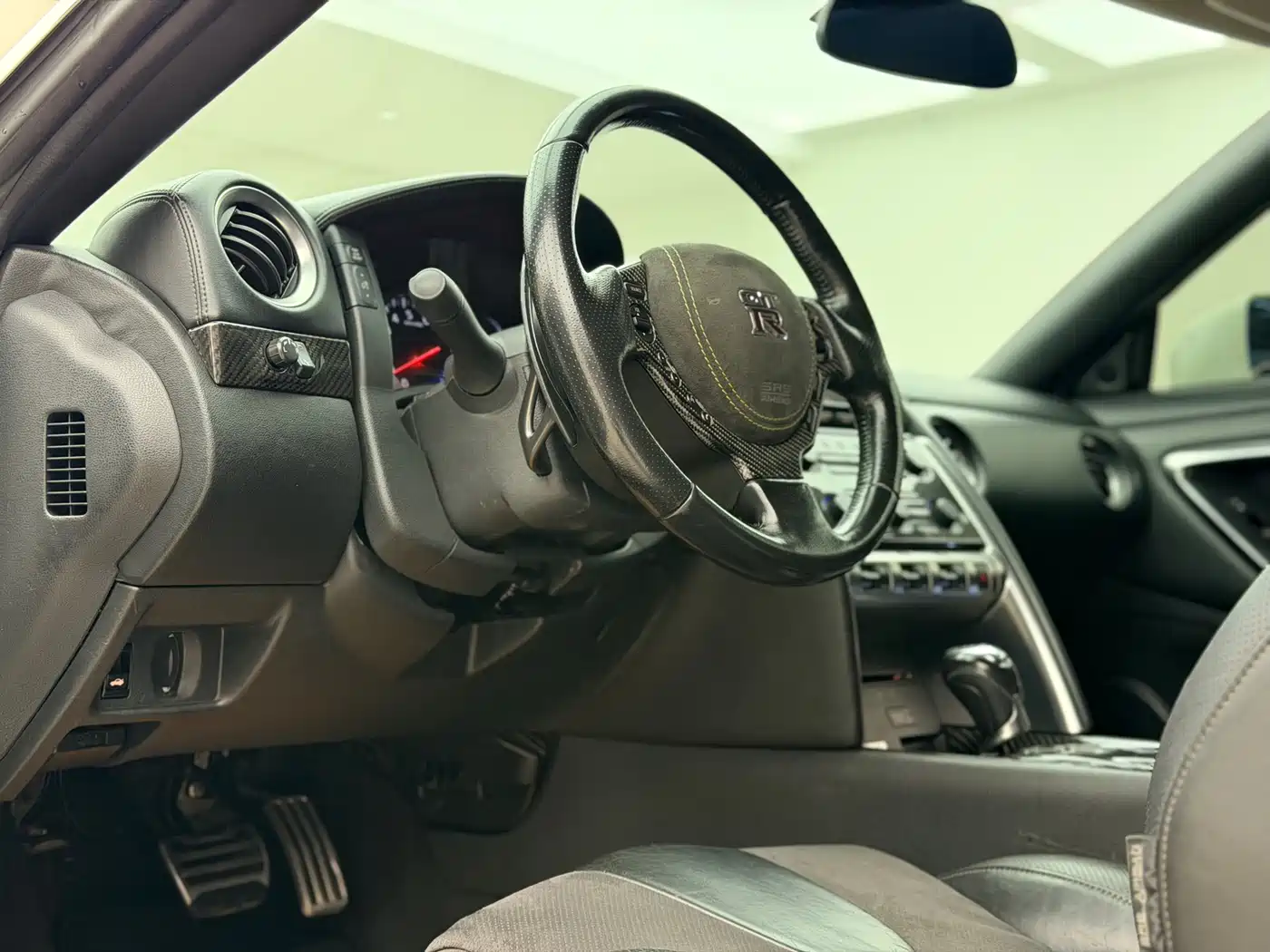 Nissan GT-R фото 7