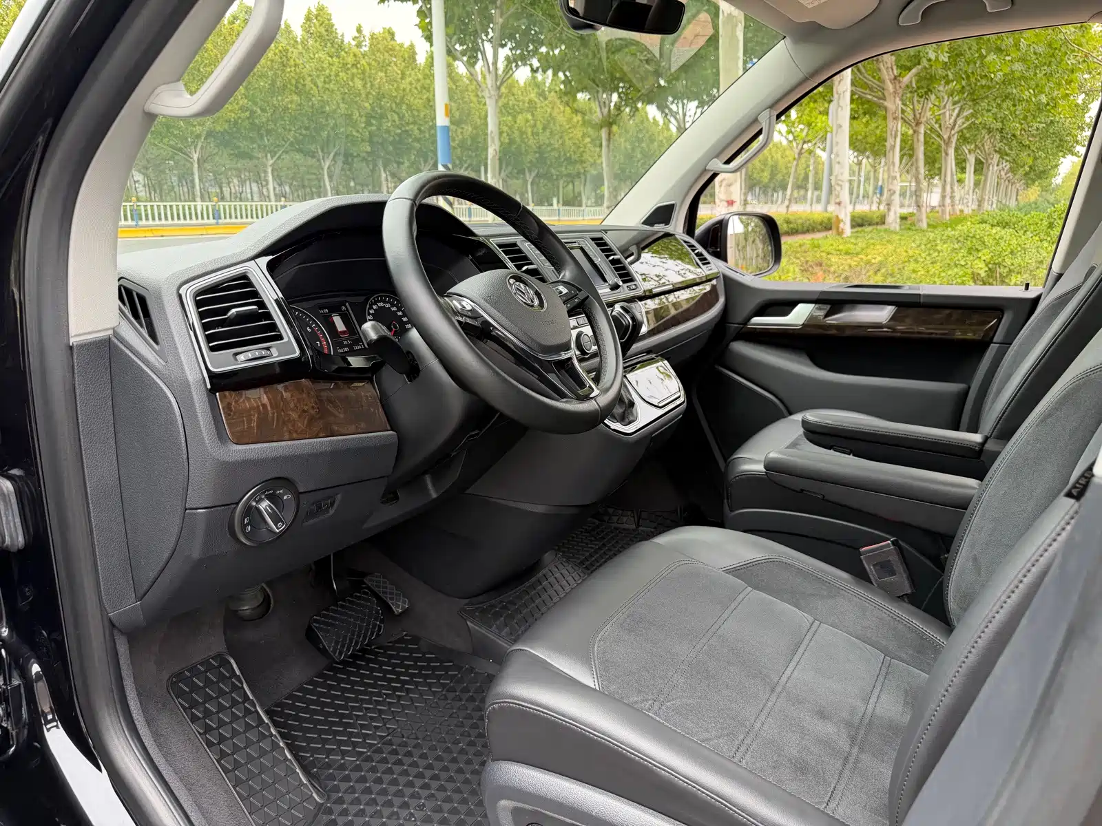 Photo 14 - Volkswagen Multivan