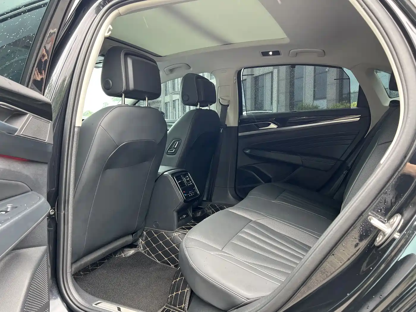 Volkswagen Passat 2025 Outstanding 380TSI Dragon Glory Edition фото 7