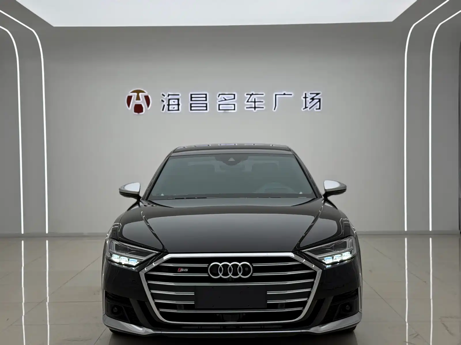 Фото 2 - Audi S8