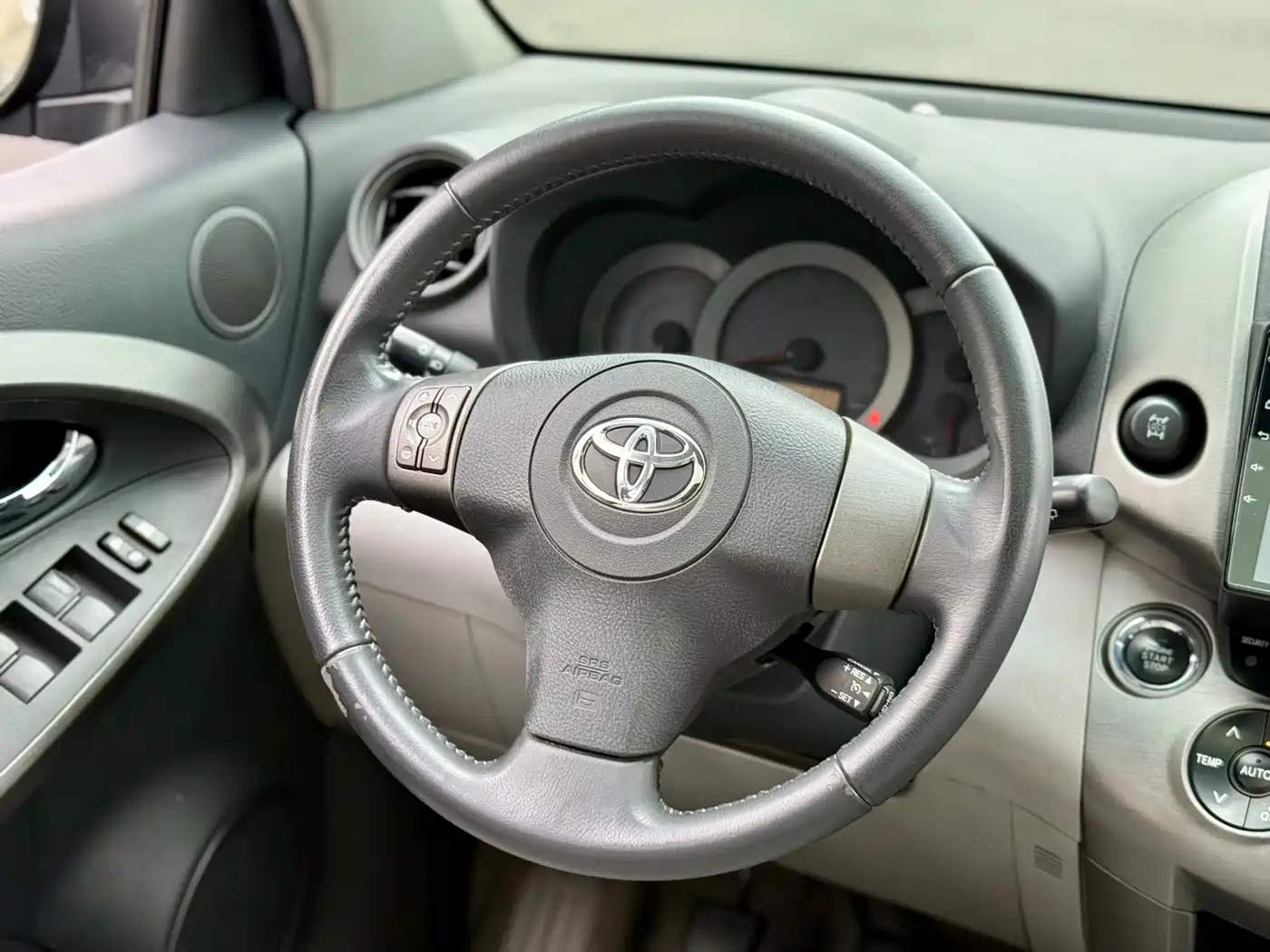 Toyota RAV4 Rongfang 2010 2.4L Manual Luxury Upgrade Edition фото 22