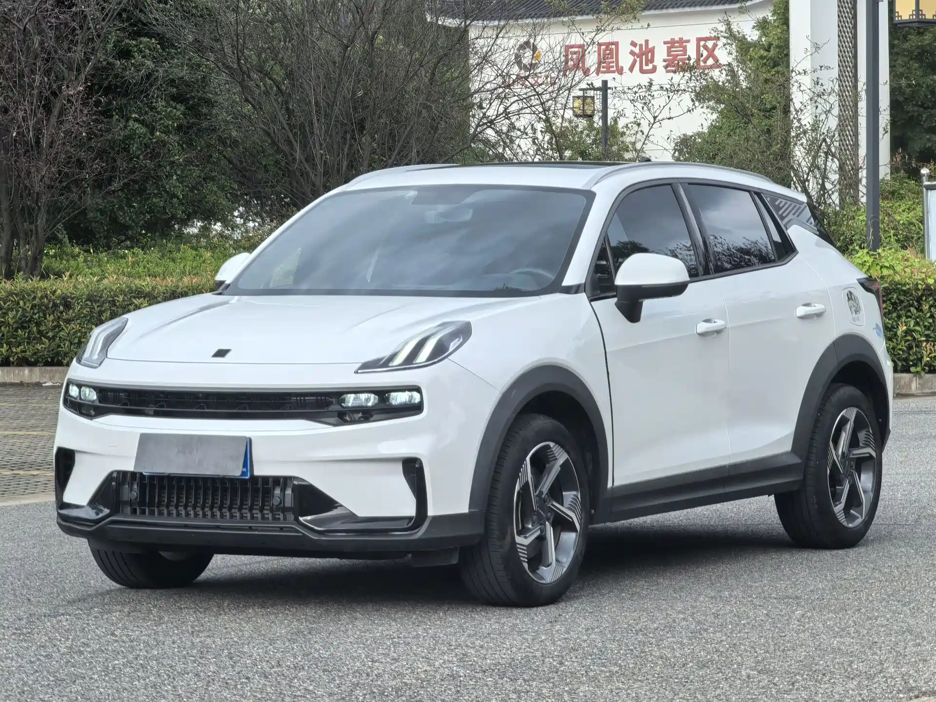 Photo 1 - Lynk & Co 06