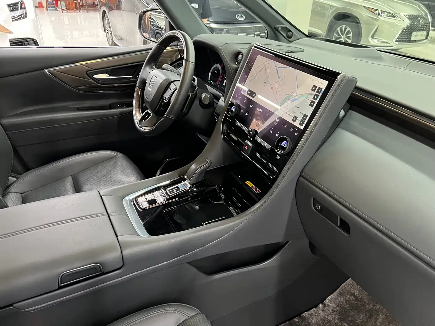 Toyota Vellfire 2024 Crown Hybrid 2.5L Executive Premium Edition фото 19