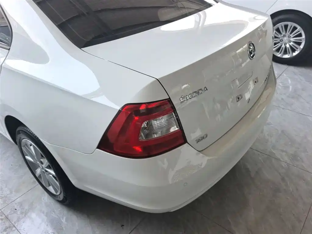 Škoda Rapid 2016 1.6L Automatic Pioneer Edition фото 5