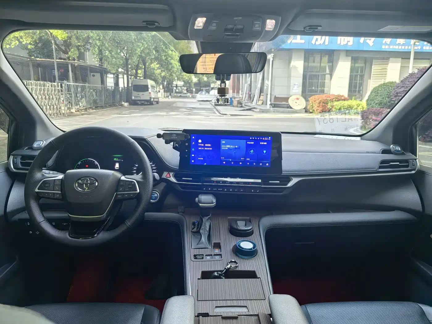 Toyota Sienna 2023 2.5L Hybrid Luxury Welfare Edition фото 4