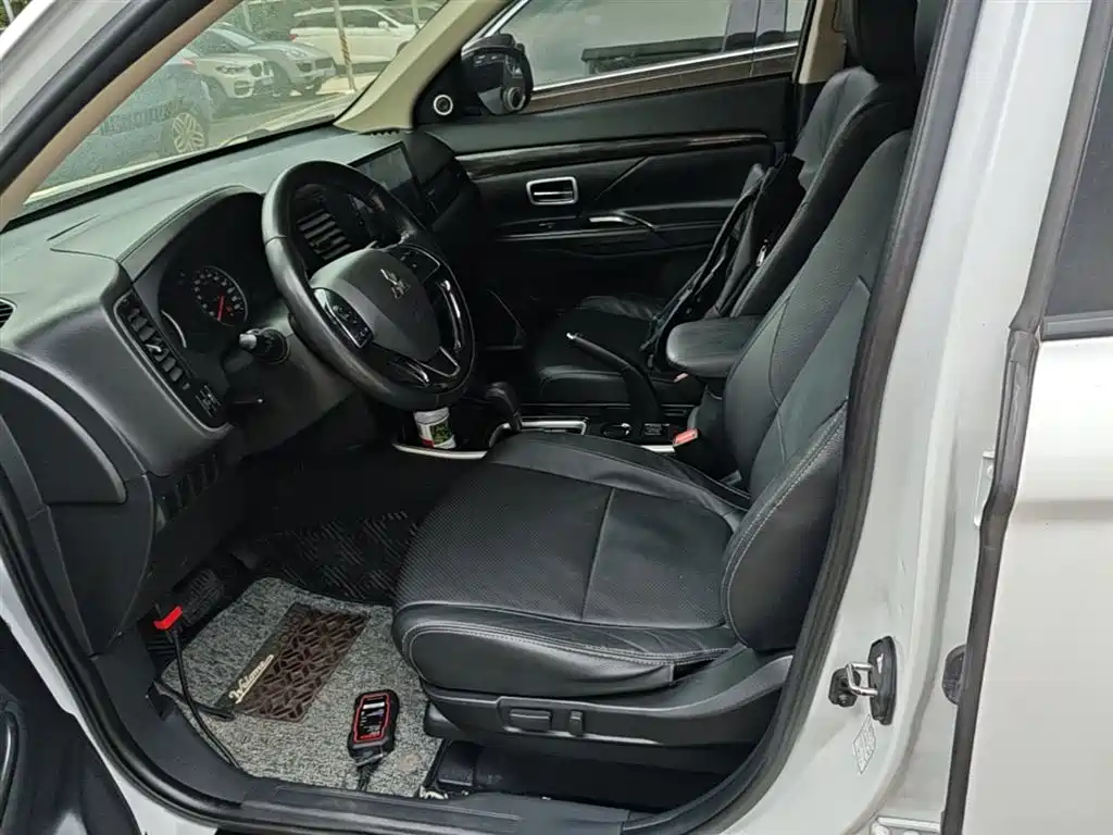 MITSUBISHI OUTLANDER