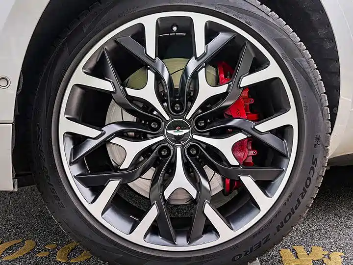 Фото 9 - Aston Martin DBX
