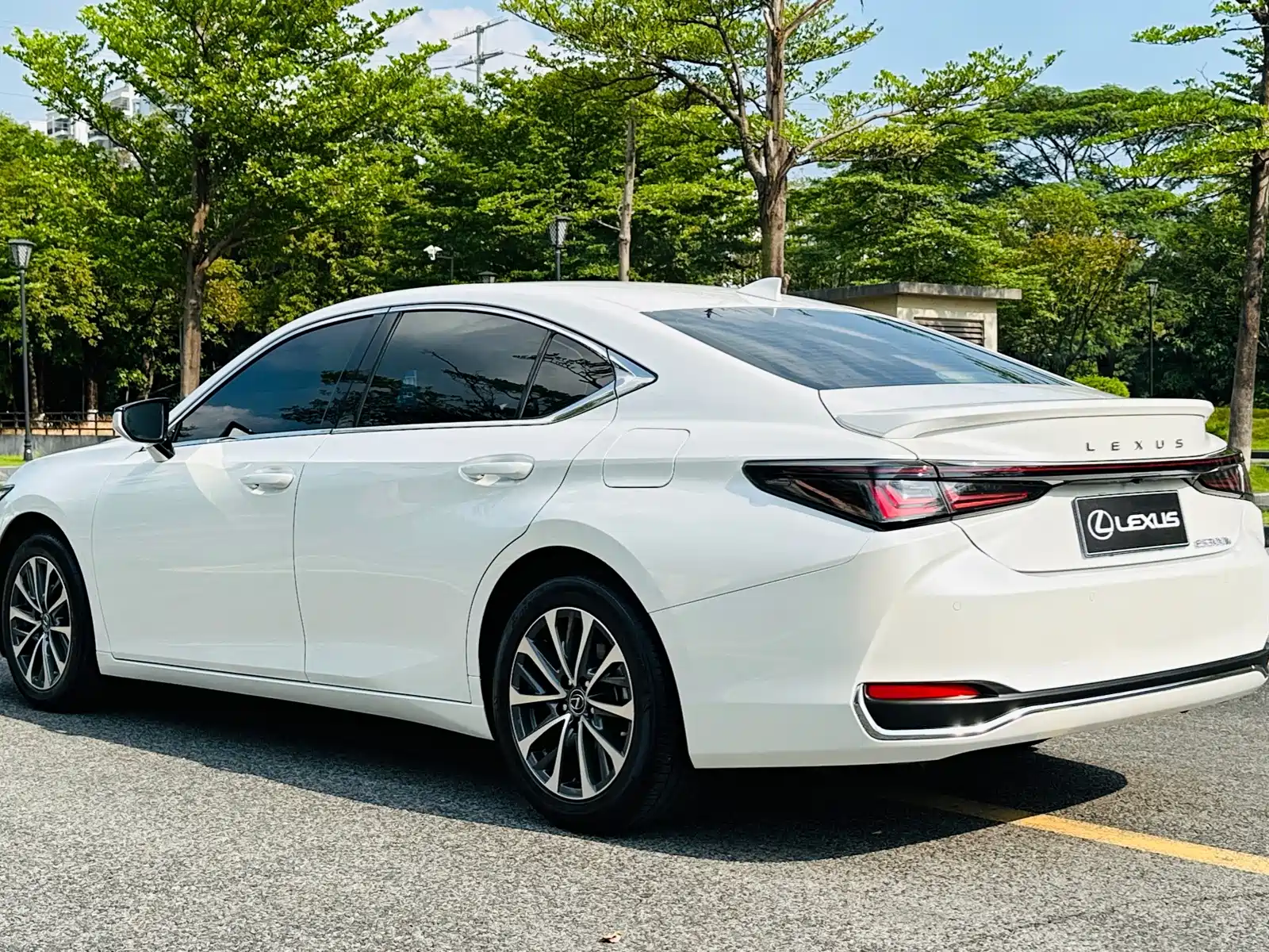 Фото 7 - Lexus ES