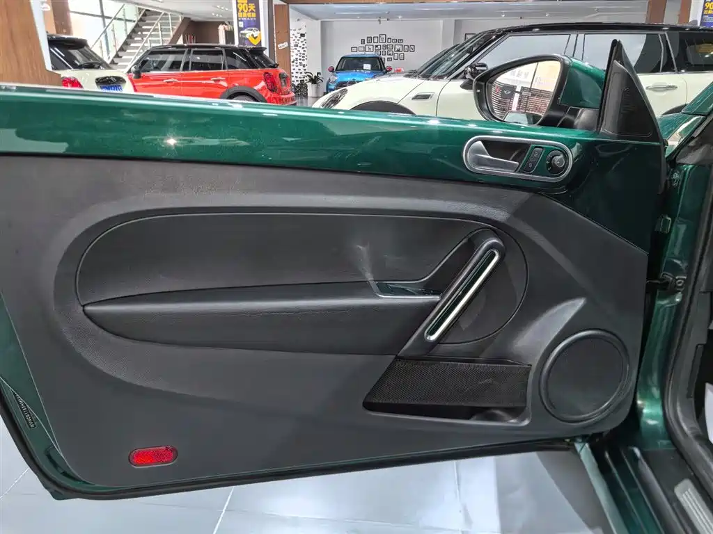 Volkswagen Beetle 2017 180TSI Emerald Classic Edition фото 15