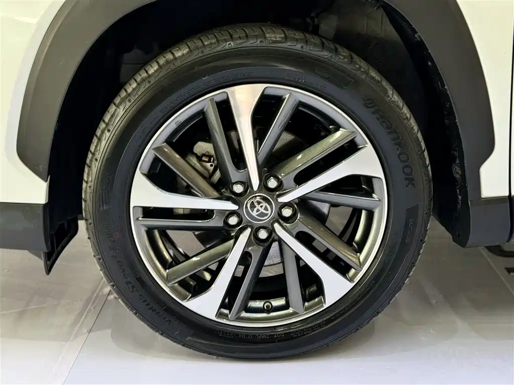 Toyota Frontlander 2022 2.0L CVT Luxury PLUS Edition фото 11