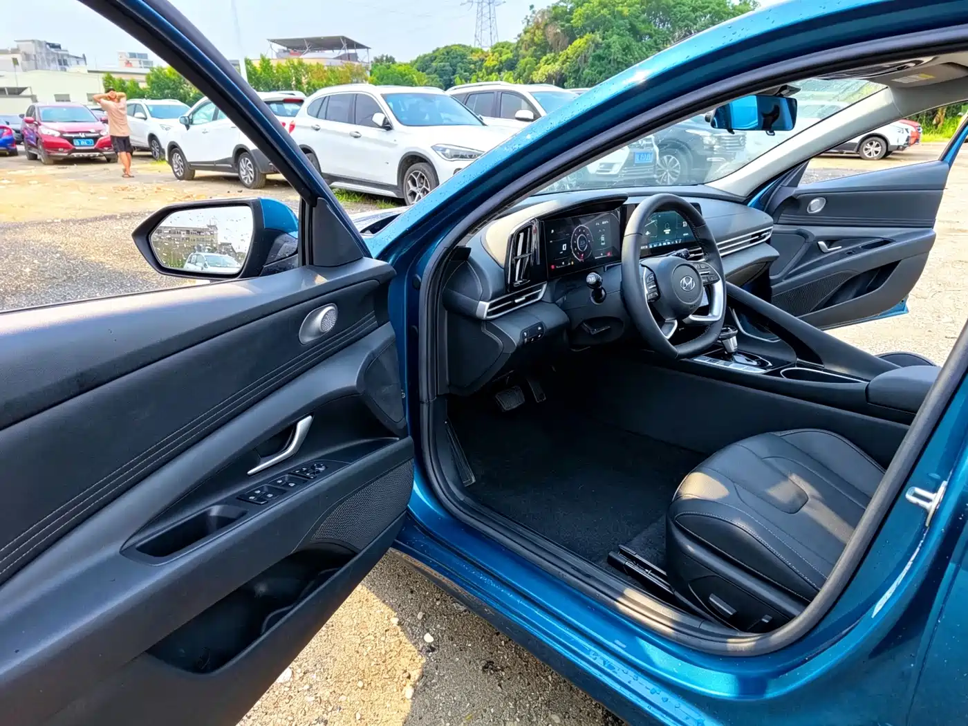 Hyundai Elantra 2022 1.5L CVT LUX Premium Edition фото 8