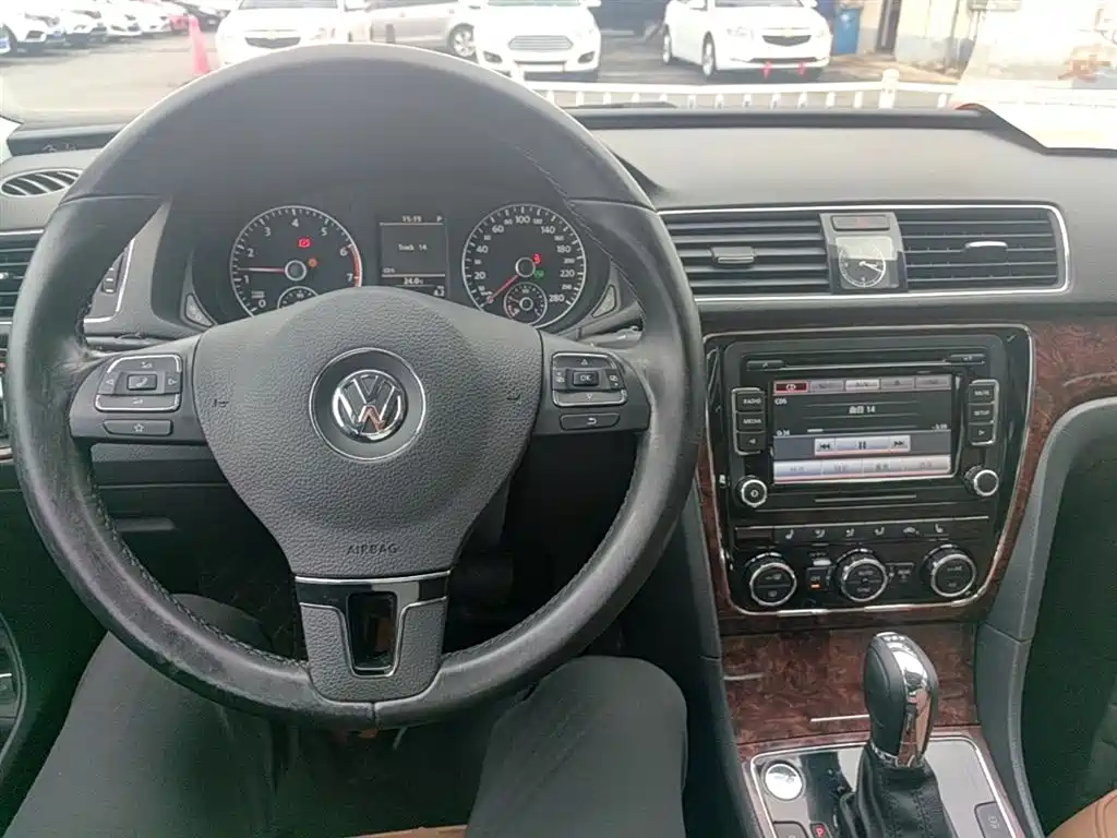 Volkswagen Passat 2014 1.8TSI DSG Executive Edition фото 10