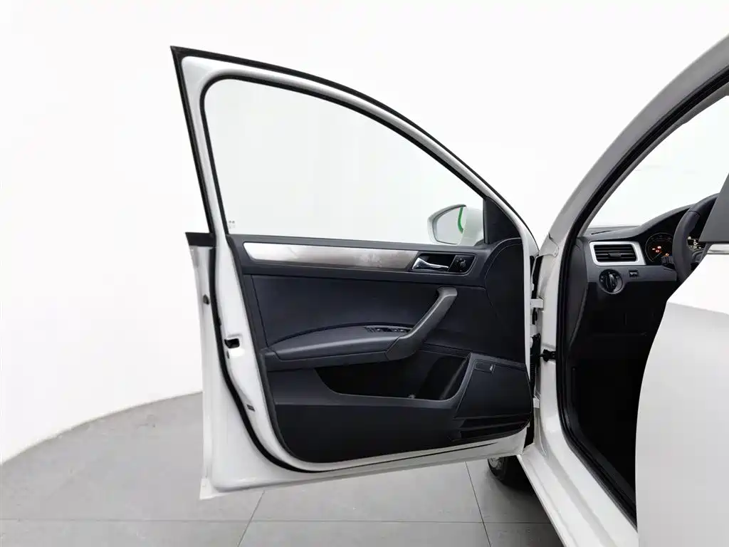 Škoda Skoda Rapid Spaceback 2016 Facelift 1.6L Manual Innovation Edition фото 8