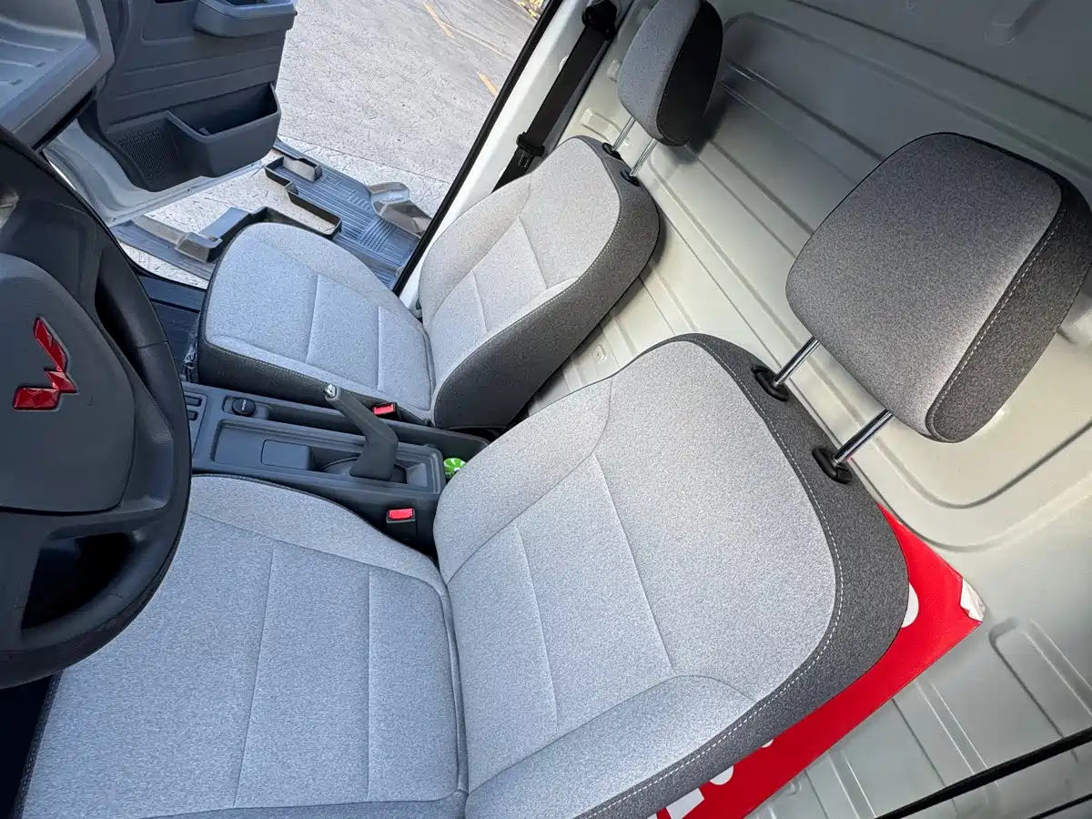 Wuling Motors Wuling Yangguang 2026 2024 Model 300km Comfort Enclosed Window Version 75kW