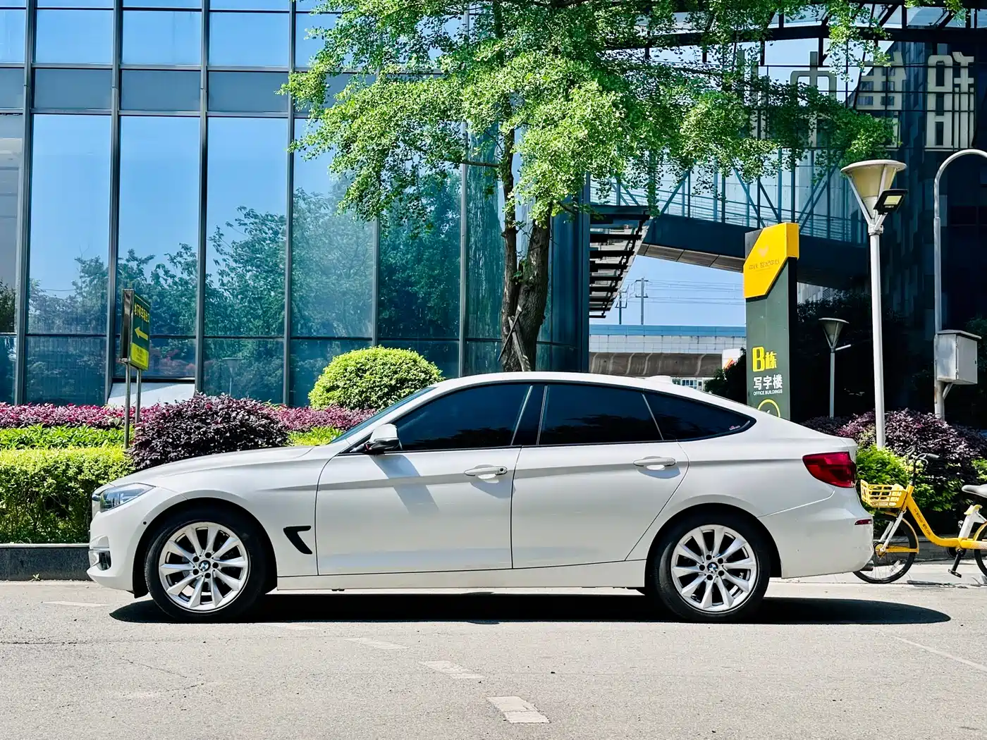 BMW 3 Series GT 2018 320i Fashion фото 3