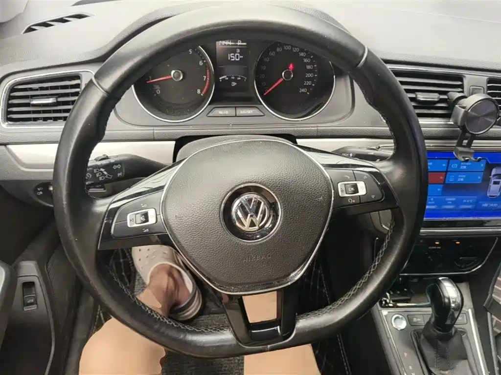 Volkswagen Lavida 2017 1.6L Automatic Comfort Edition фото 11